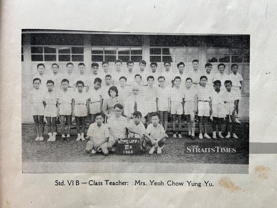  Yeoh with her Year 6 pupils of Class 6B at Pasir Puteh Primary School in 1957. Datuk Mohd Nor Khalid or Lat, is standing third from right in back row. Robert Lean is standing sixth from right in the front row.
