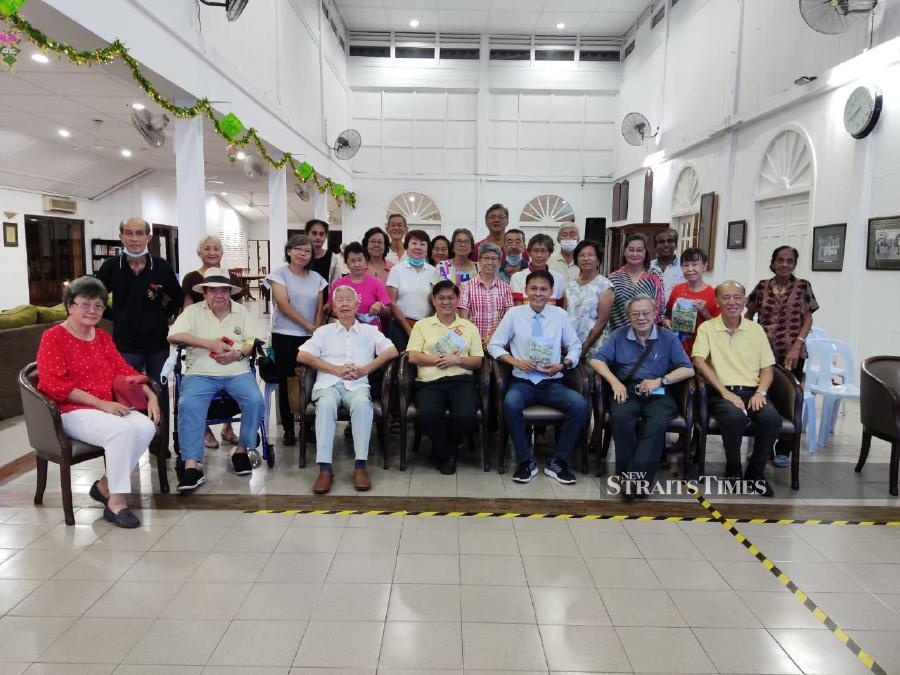  Enthusiastic audience at Taiping New Club. Among them is a retired general, colonel, major and several captains.