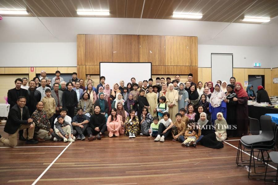 Dr Raja Yasmin Raja Abdul Malek (seated in black dress with pink ribbon and purple headscarf) with members of the Malay Council of Victoria in Melbourne, Australia.