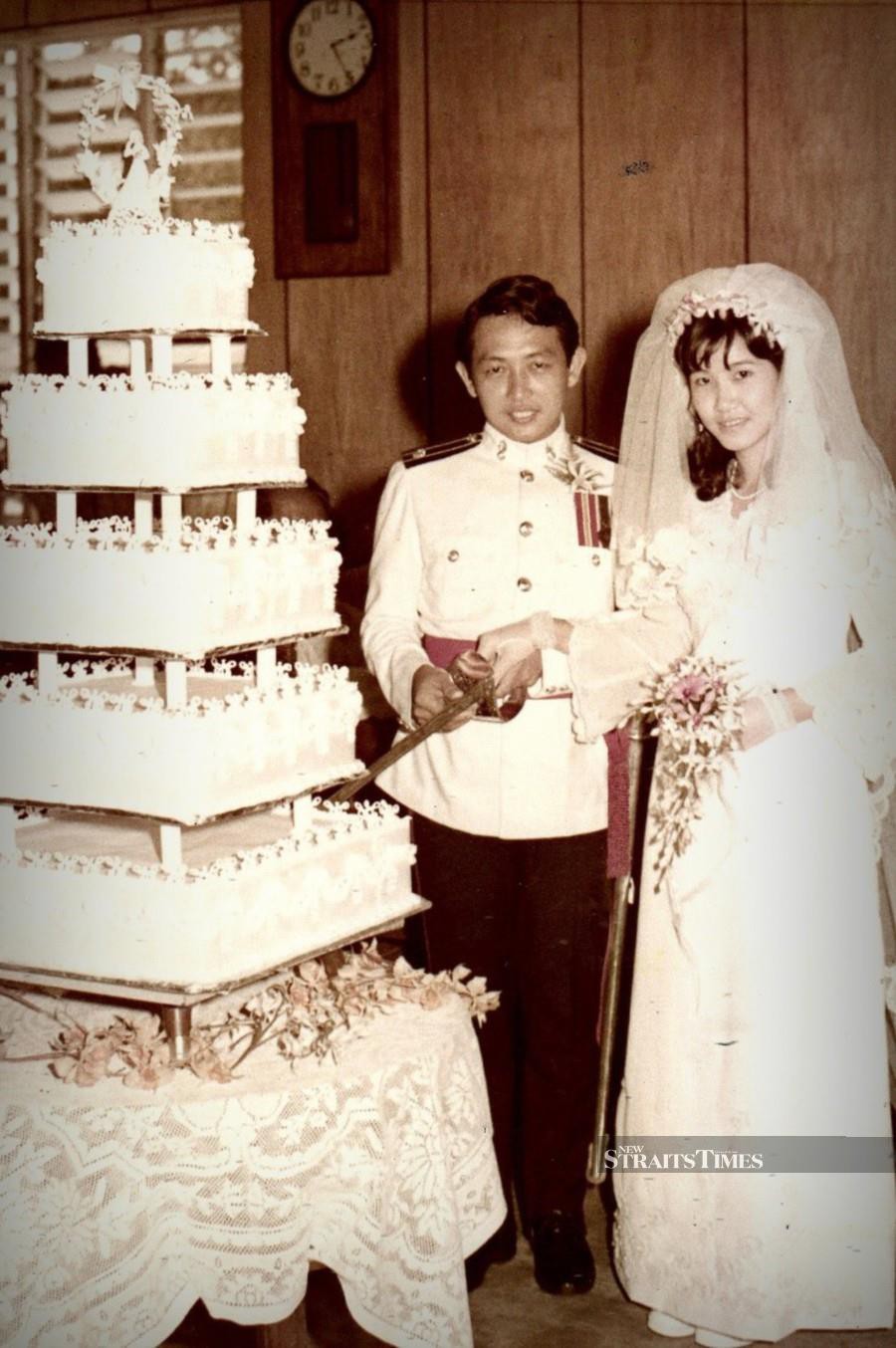  Cutting a magnificent five-tier wedding cake during the banquet.