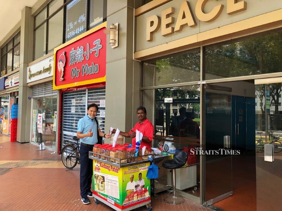  The writer visiting Moorthy, the last kacang putih seller.