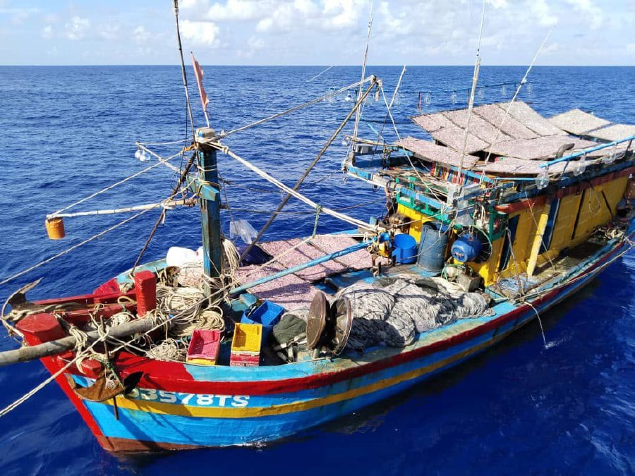 An attempt by a group of Vietnamese fishermen to trespass national waters while Muslims were busy preparing to celebrate Aidilfitri failed when it was detected by the Malaysian Maritime Enforcement Agency, yesterday. PIC COURTESY OF MMEA