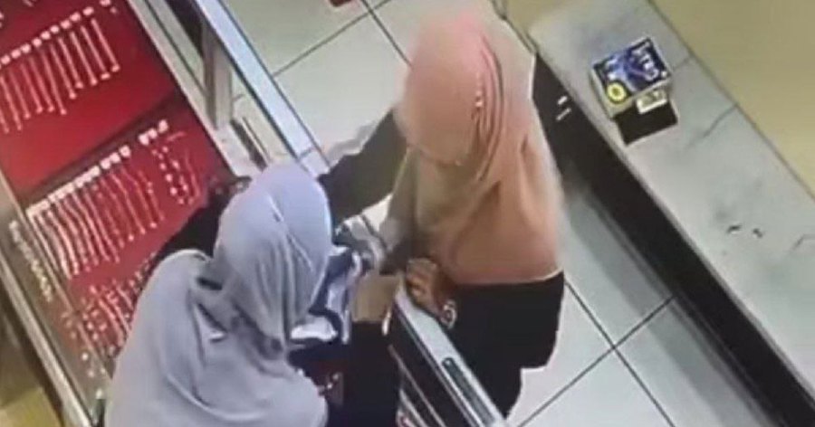 A six months pregnant woman was arrested by police on suspicion of being involved in an attempted robbery at a jewellery shop in Ayer Keroh, near here, on Tuesday. - - Pic credit viral FB