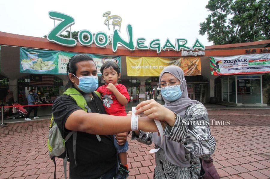 Visitors, whom mostly were families were seen entering the national zoo as early as 11am, despite the gloomy weather in Ampang.  - NSTP/MAHZIR MAT ISA. 