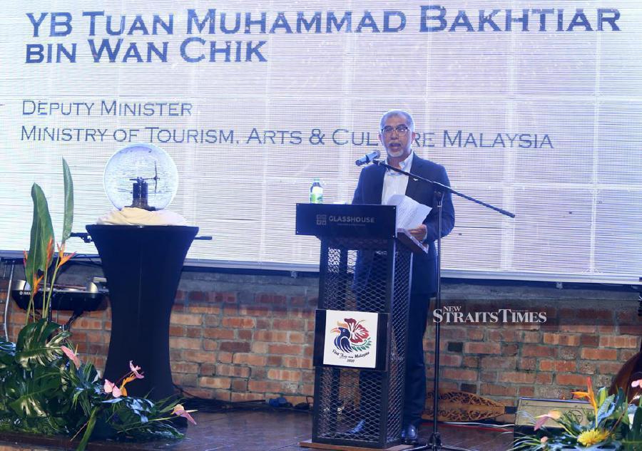 Deputy Tourism Minister Muhammad Bakhtiar Wan Chik delivers his speech during the ministry’s Malaysia Media & Industry Appreciation Dinner in Kuala Lumpur. -NSTP/Mohamad Shahril Badri Saali