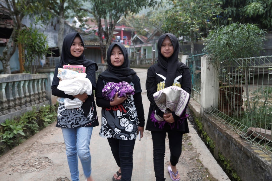 Indonesia's Hijab-wearing Muslim Metal Group Challenges Stereotypes ...