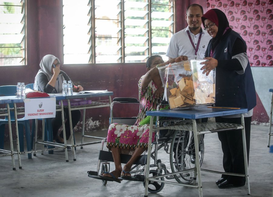 Voter turnout was rather low as it stood at 40% as at 3pm, according to the Election Commission (EC). (NSTP/OSMAN ADNAN)
