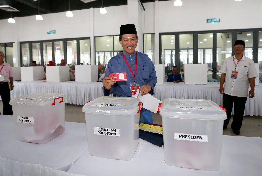 Datuk Seri Mohamad Hasan retained his post as Rembau Umno division chief, after defeating his opponent Datuk Rais Zainuddin in the party polls today. NSTP Pic by IQMAL HAQIM ROSMAN.