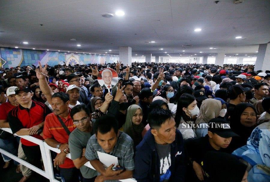 Voters began flooding the main polling centre in Malaysia at 8am today. However, until now, tens of thousands of Indonesian citizens have been unable to enter to cast their votes. - NSTP/EIZAIRI SHAMSUDIN