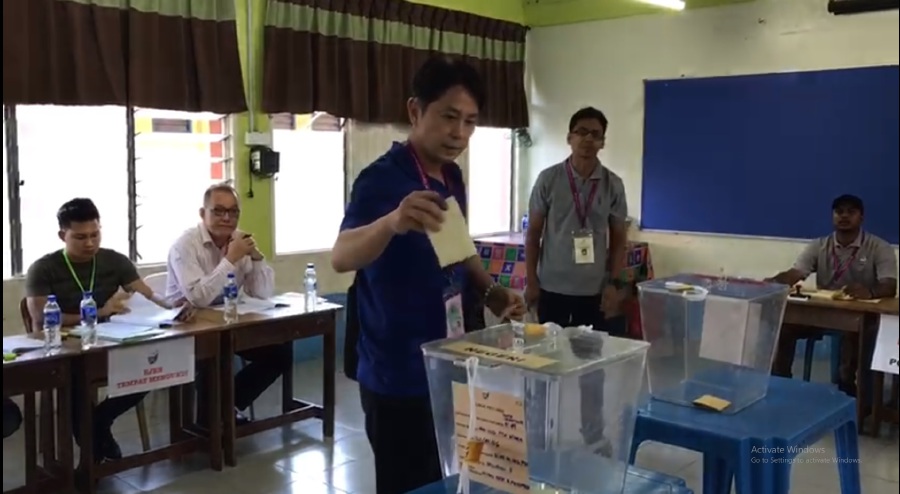 Screengrab from video shows Barisan Nasional candidate for the Iskandar Puteri Parliamentary seat Datuk Jason Teoh Sew Hock casting his vote at SK Gelang Patah, Johor today. Pix by Azren Jamaluddin
