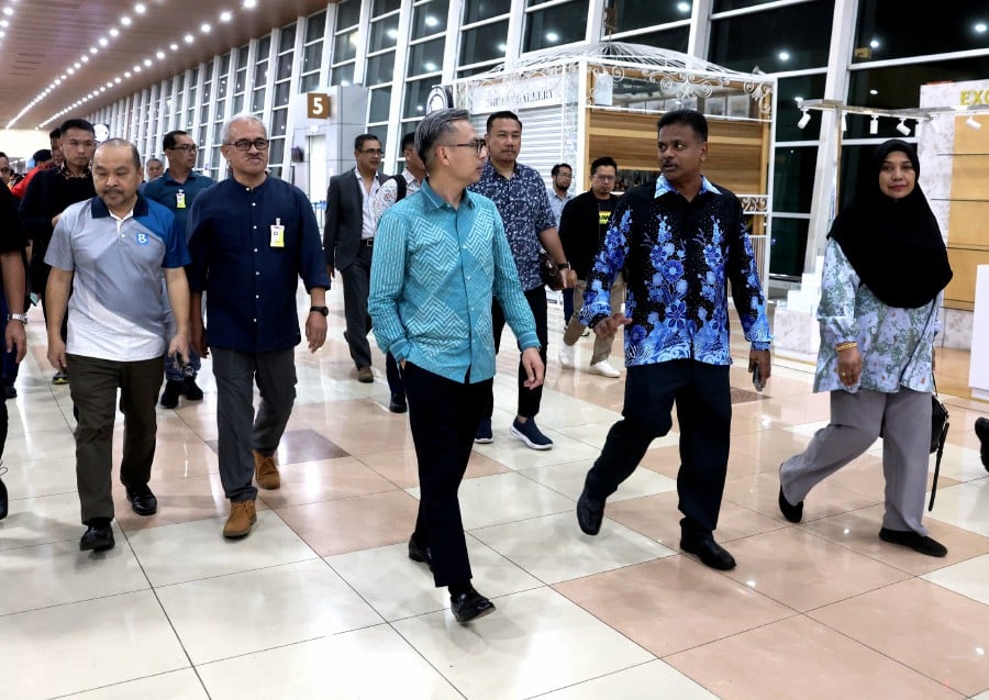 Communication Minister Fahmi Fadzil arrives at the Kuching International Airport ahead of the 2024 National Journalists’ Day (Hawana) in Kuching. - BERNAMA PIC