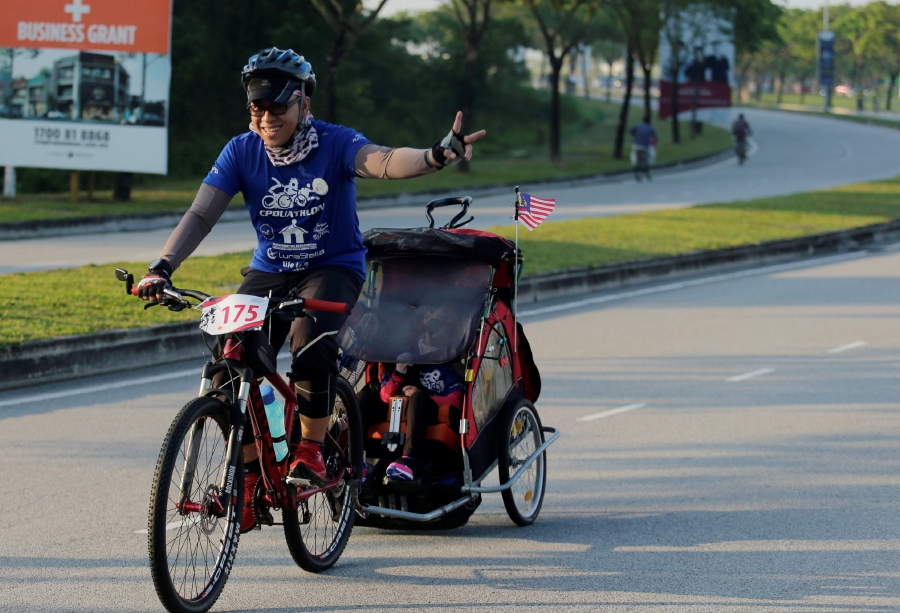 Ten-year-old Nur Wadihan Wira Sudepja who tagged along with her parents at the New Straits Times (NST) C-Cycling Challenge in Kota Kemuning here caught the attention of many. Pic by NSTP/LUQMAN HAKIM ZUBIR
