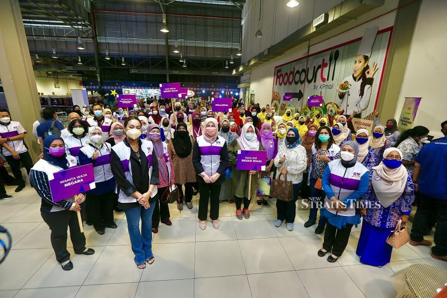  Women, Family and Community Development Minister Datuk Seri Rina Mohd Harun (centre) with the ‘Skuad WAJA’ at the KIPMALL Kota Warisan, Sepang. - NSTP/AZHAR RAMLI