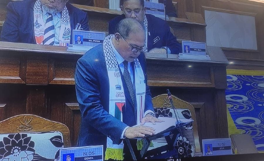 Menteri Besar Datuk Seri Wan Rosdy Wan Ismail speaks during the state assembly sitting in Kuantan. - NSTP/Asrol Awang 