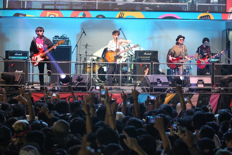 Local band, Bunkface entertaining the crowd at a concert during #Gegaria Fest. Image by MAHZIR MAT ISA/ NSTP
