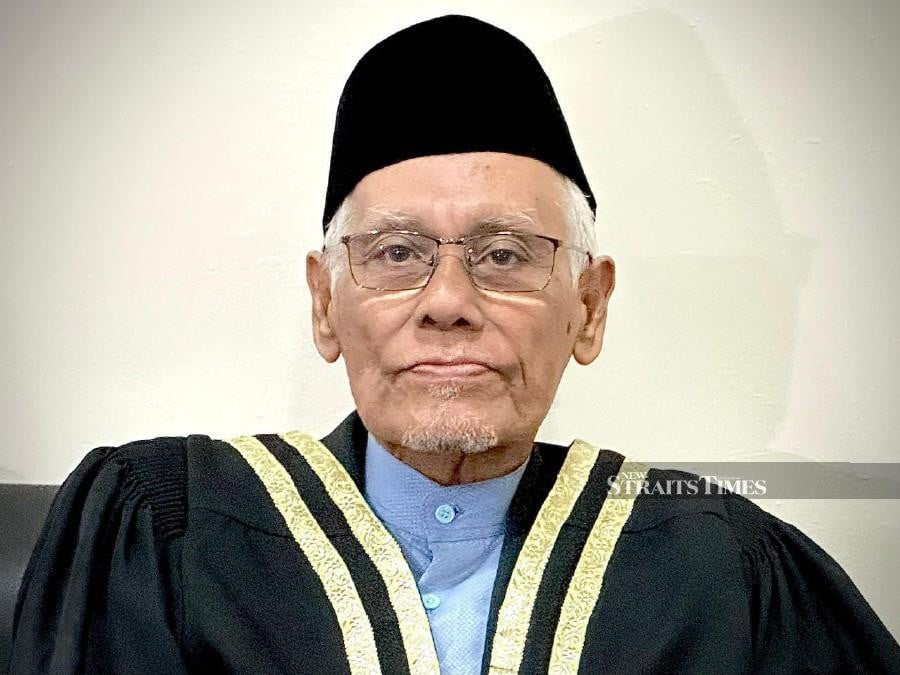 Penang Mufti Datuk Seri Dr Wan Salim Wan Mohd Noor says not being able to kiss or stroke the Hajar Aswad during pilgrimage will not lessen the reward of the haj or umrah. NSTP file pic
