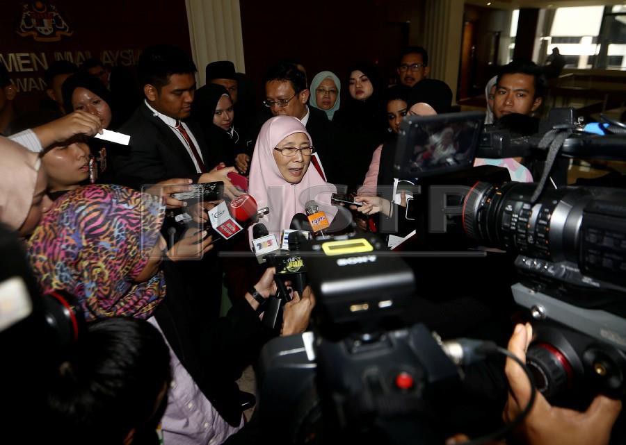 PKR advisory council chairman Datuk Seri Dr Wan Azizah Wan Ismail says the party will not accept any defectors from Umno. - NSTP/EIZAIRI SHAMSUDIN