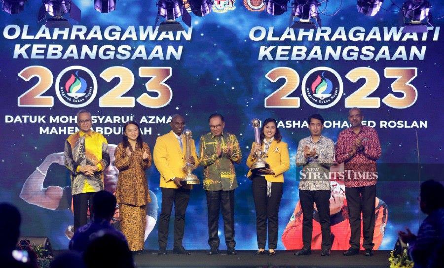  Prime Minister Datuk Seri Anwar Ibrahim presents Datuk Syarul Azman Mahen Abdullah and Natasha Roslan their respective trophies during the ceremony at the National Sports Council in Bukit Jalil. Also present are Sports Minister Hannah Yeoh and Deputy Minister Adam Adli Abd Halim.- NSTP/AIZUDDIN SAAD