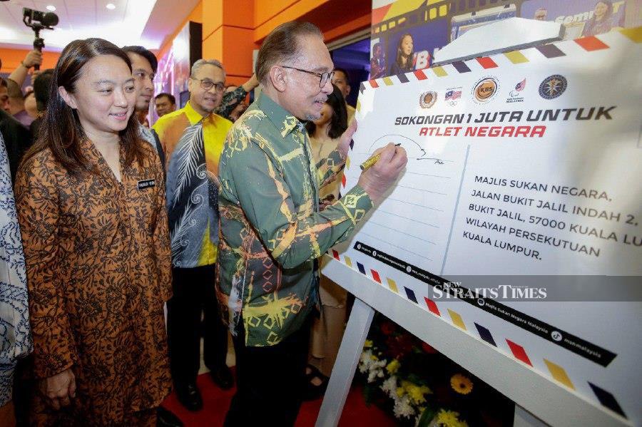 Prime Minister Datuk Seri Anwar Ibrahim signs a card to show his support for the national athletes ahead of the 2023 National Sports Awards ceremony held at the National Sports Council in Bukit Jalil.- NSTP/AIZUDDIN SAAD