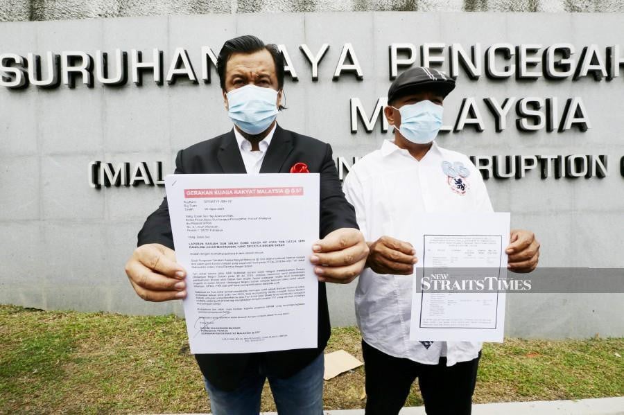 Gerakan Akar Umbi Umno Malaysia (Gaum) chairman Datuk Zulkarnain Mahdar (left) told a press conference at the Malaysian Anti-Corruption Commission headquarters in Putrajaya that Juhar had abused his power to dissolve the state assembly. Parti Warisan Sabah (Warisan) Wira legal bureau chief Mohd Ardy Nadzrah Abd Rahman said a report was made against an activist who had made allegations against Yang di-Pertua Negeri Tun Juhar Mahiruddin over the dissolution of the Sabah Assembly. Photo by MOHD FADLI HAMZAH/NSTP