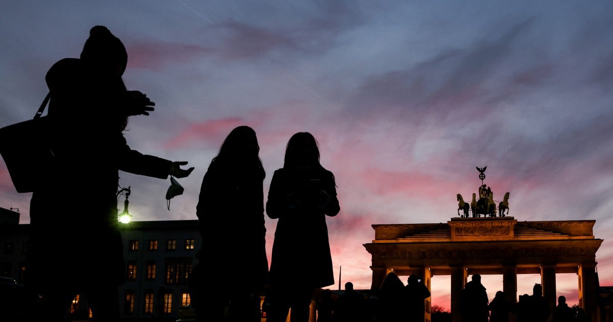 Germany hits. Фотовзгляд на Петербург. Фотовзгляд на Петербург выставка. Фотографы 2000 Петербургские фото. Фотограф Анатолий Медведников фото Питера.