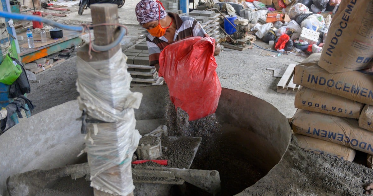 Indonesian Women Take On Plastic Waste Brick By Brick Malay News Malaysian Newspapers From Kuala Lumpur