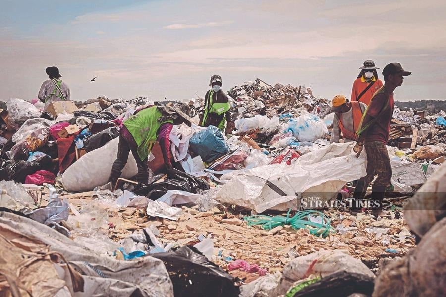  Scavengers looking for recyclable items in the Nibong Tebal landfill in Penang. The authorities can prevent food waste from ending up in landfills. - NSTP file pic
