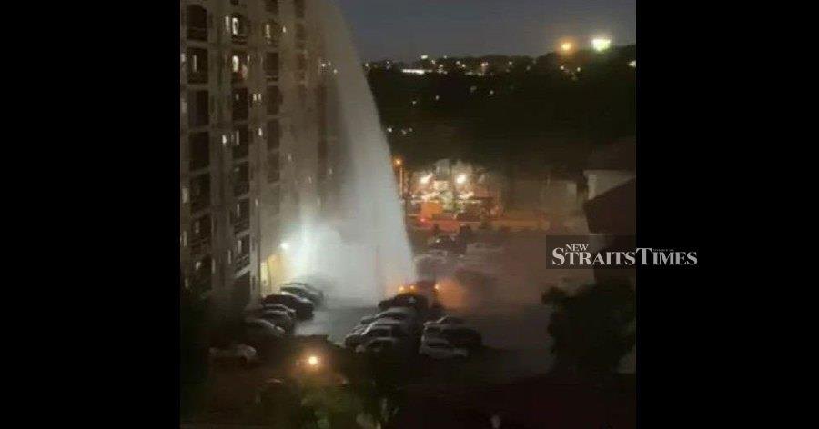 A water tank located 18.3 metres (60 feet) at an apartment block in Taman Mas here burst resulting in six vehicles being badly damaged.- Pic courtesy of PDRM