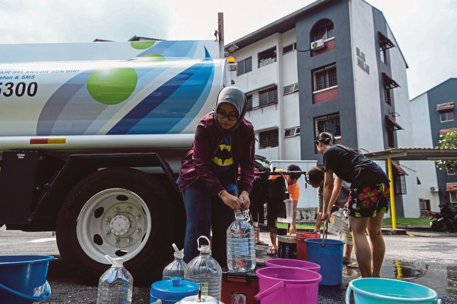 Klang Valley residents have started stockpiling water ahead of the scheduled water supply disruption from June 5 (Wednesday) to June 7 (Friday). - Bernama file pic 