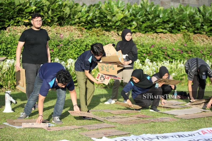 After a 17-hour protest demanding an uninterrupted water supply at Universiti Malaysia Sabah (UMS), the #KamiMahuAir Sabah secretariat decided to go 'fishing' first. - NSTP/MOHD ADAM ARININ
