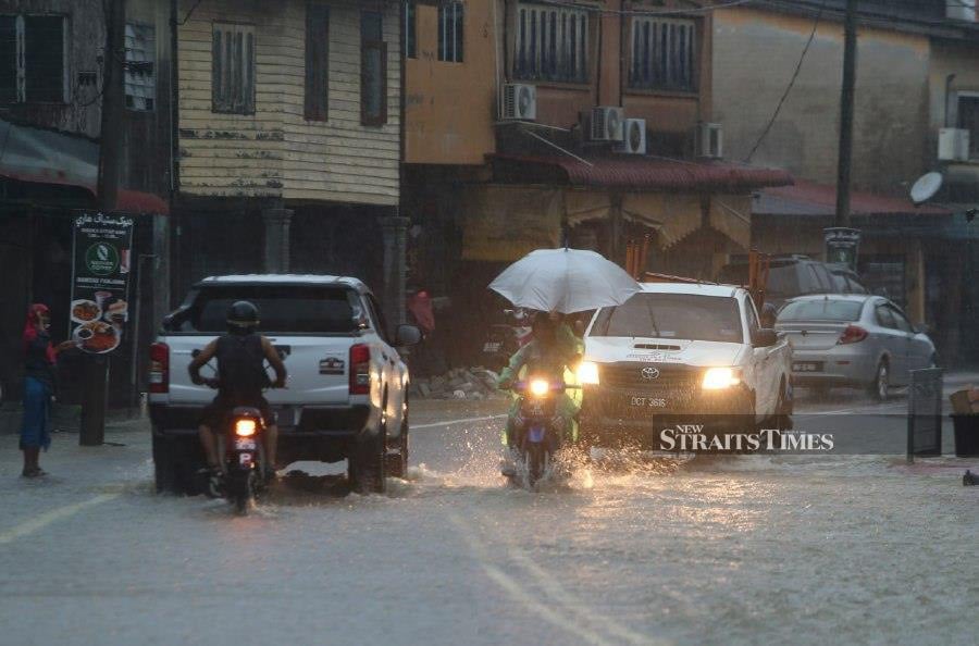 The Meteorological Department (MetMalaysia) has issued a warning of continuous heavy rain of dangerous and bad levels in several areas in Kelantan and Terengganu until tomorrow. - STR/NIK ABDULLAH NIK OMAR