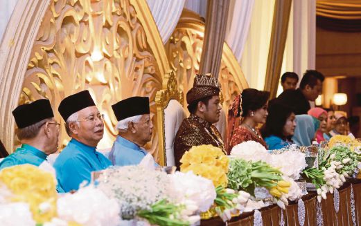 Najib and Rosmah attend wedding of Deputy Finance Minister�s son 