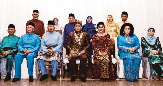 Najib and Rosmah attend wedding of Deputy Finance Minister�s son 