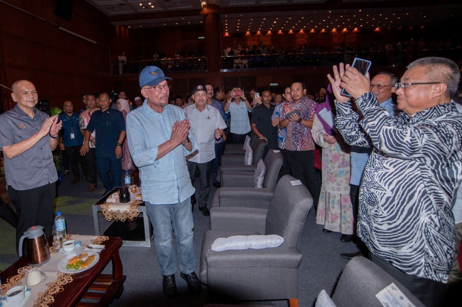 Prime Minister Datuk Seri Anwar Ibrahim arrives for the meet-and-greet session with the people at Dewan Konvensyen Ujana Kewangan Labuan in Labuan. - BERNAMA PIC