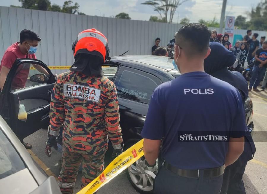 Authorities inspecting the vehicle parked at a petrol station along Jalan Kuantan-Segamat near Muadzam Shah. - Pic courtesy of Fire and Rescue Dept