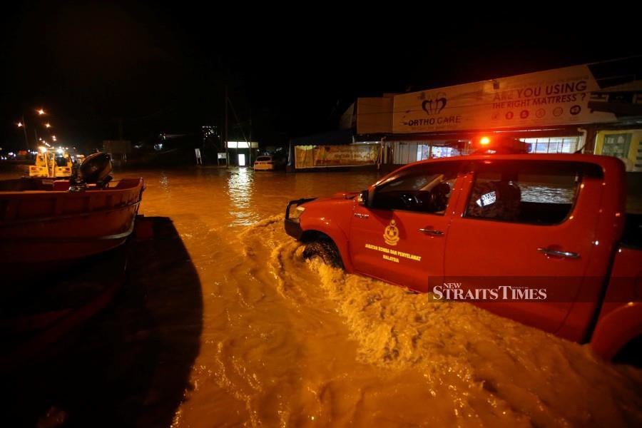 A general view of the floods in Penampang following heavy rain. - NSTP/MOHD ADAM ARININ