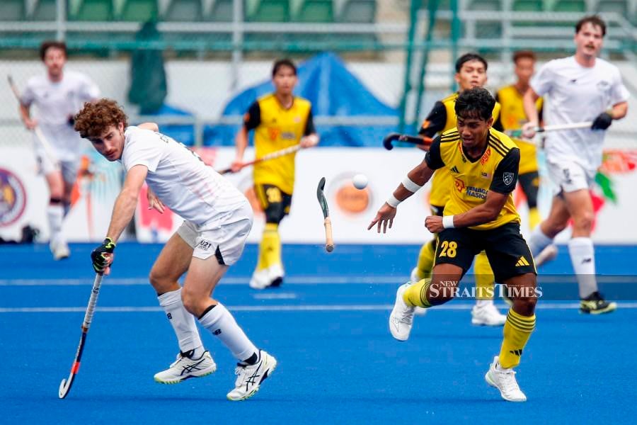  Malaysia’s Shamir Shamsul in action against New Zealand’s Scott Cosslett during the match at the national Hockey stadium in Bukit Jalil.- NSTP/AIZUDDIN SAAD