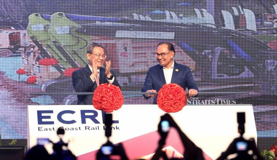  Prime Minister Datuk Seri Anwar Ibrahim (right) with his Chinese counterpart Premier Li Qiang, during the groundbreaking ceremony of ECRL Gombak Integrated Terminal station in Kuala Lumpur. -NSTP/MOHAMAD SHAHRIL BADRI SAALI