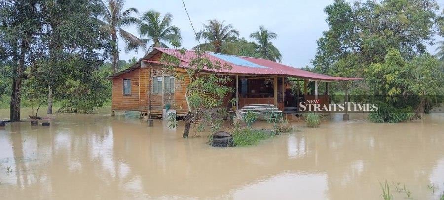 A general view of the floods in Kampung Gudang Rasau, following heavy rain. -NSTP/Asrol Awang