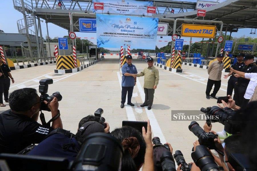 Works Minister Datuk Seri Alexander Nanta Linggi with Perek Menteri Besar Datuk Seri Saarani Mohamad officiate the opening of the West Coast Expressway (WCE) Section 11 in Taiping. -NSTP/L.MANIMARAN
