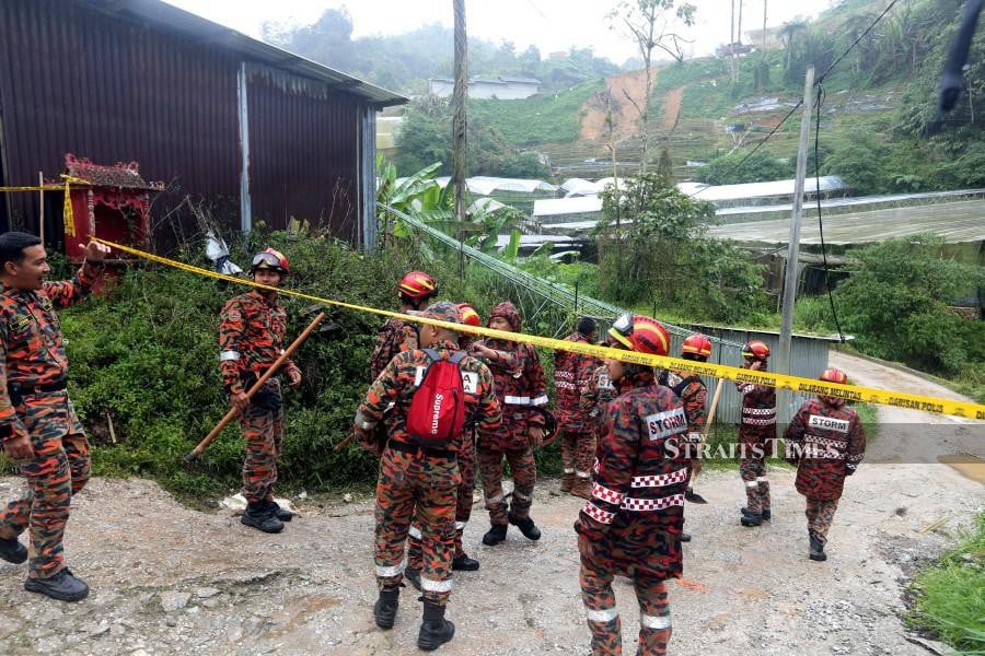 Firemen at the scene following the landslide at Batu 59, Kg. Raja in Cameron Highlands. - NSTP/ L. MANIMARAN