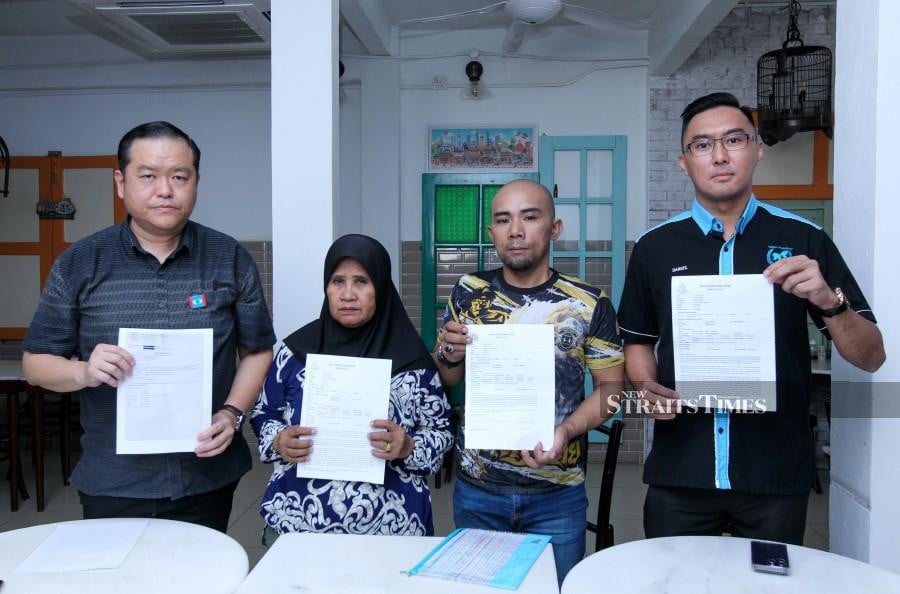  Nur Aniyah Mat Ramin and Abdul Rahim Miskan with Segambut PKR deputy chief Deric Teh and MHO liaison officer Daniel Khoo during the press conference. - NSTP/AZIAH AZMEE