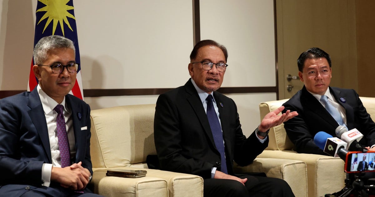 Anwar Invites President Xi, Premier Li To Visit Malaysia Next Year 