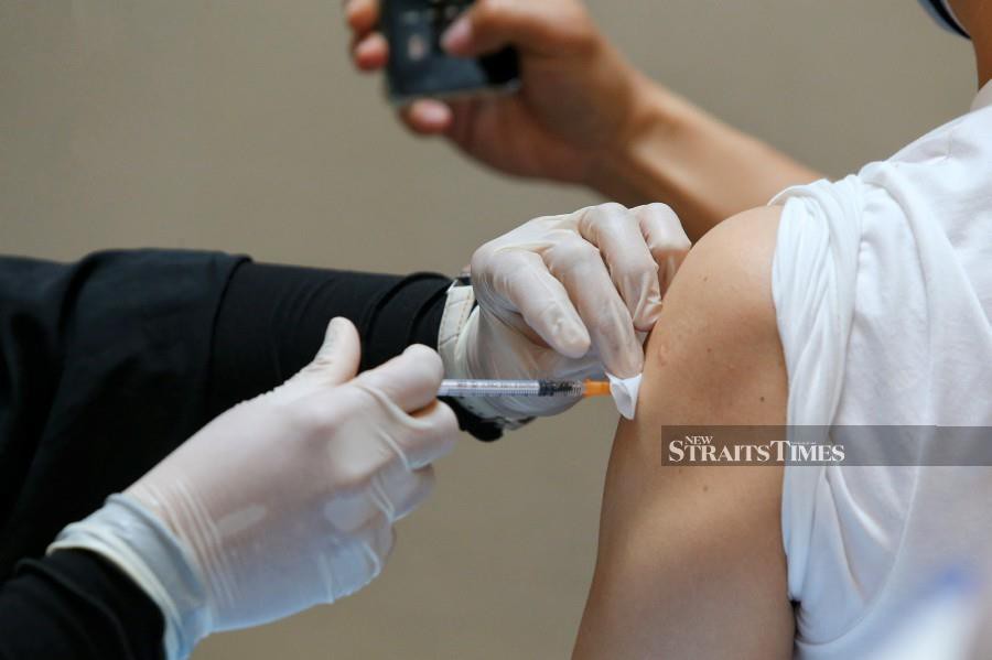 Sabah Covid-19 spokesman Datuk Seri Masidi Manjun said the state Health Department created a new record yesterday by administering 62,365 doses of the vaccines in one day. -NSTP file pic