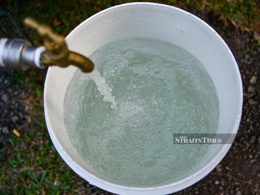 Klang Valley residents are finding the water supply disruption a challenge despite being notified in advance. -BERNAMA PIC