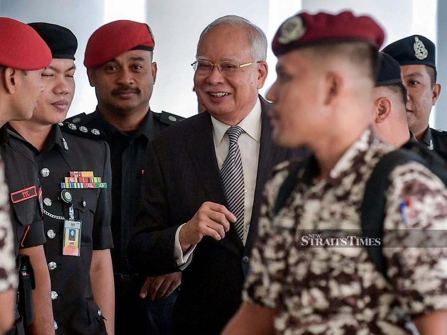 Datuk Seri Najib Razak (centre) seen arriving at the Kuala Lumpur Courts Complex ahead of his on going 1MDB trial in Kuala Lumpur. - BERNAMA PIC