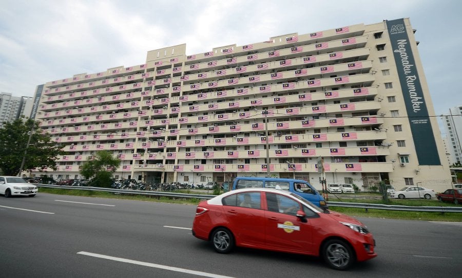 Desa Putra Residents Display 240 Jalur Gemilang On Flat S Facade Becomes A Hit On Social Media