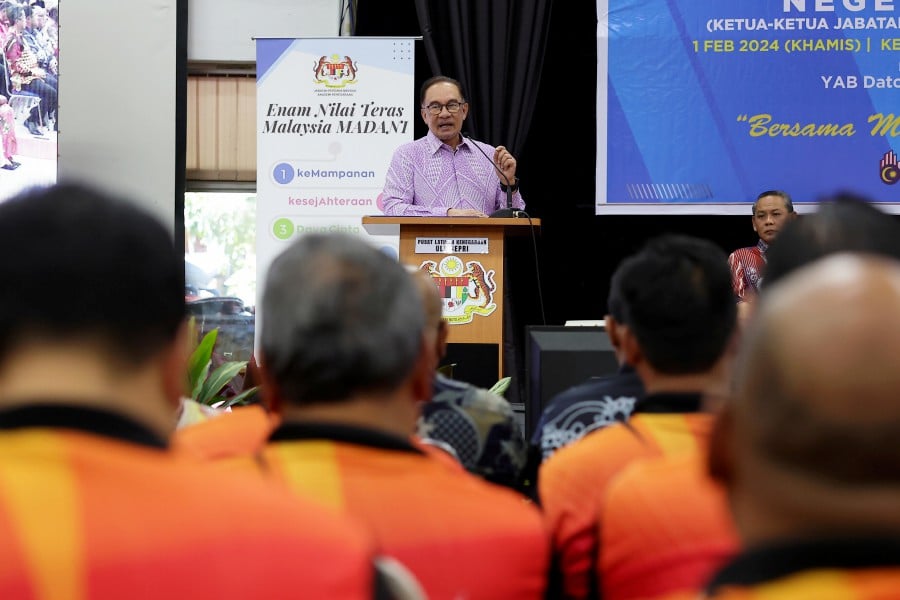 Prime Minister Datuk Seri Anwar Ibrahim deliver his keynote address during the Program Penggerak Madani Negri Sembilan at Kem Wawasan Negara Ulu Sepri, Rembau. - BERNAMA PIC