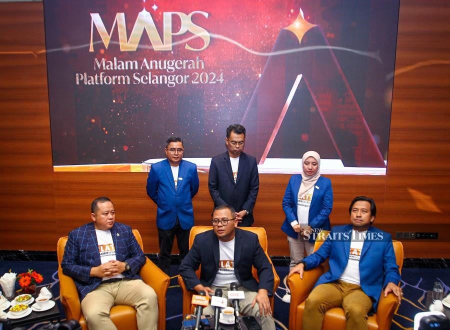 Selangor Menteri Besar Selangor Datuk Seri Amirudin Shari speaking to reporters after the Platform Selangor Awards Night (MAPS) in Petaling Jaya. -NSTP/ AZIAH AZMEE