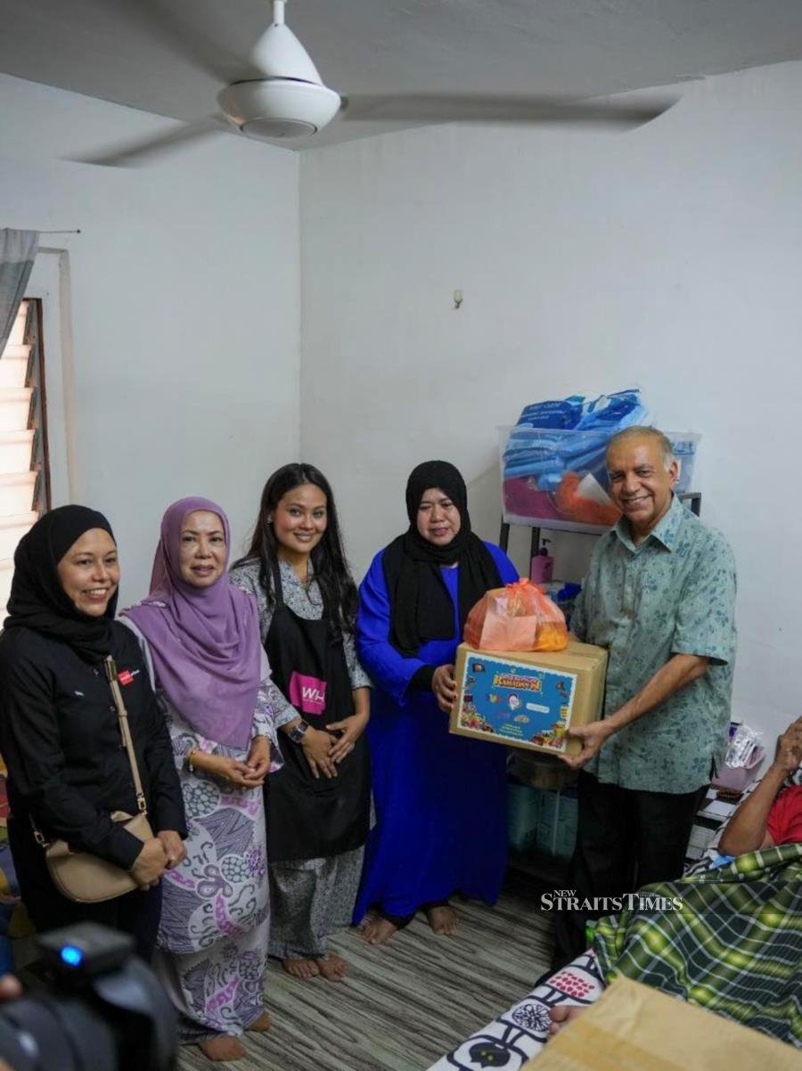 Datuk Ameer Ali, Fiza (centre) and the WHI Kongsi team visiting families at Lembah Subang 2 (Media Prima).